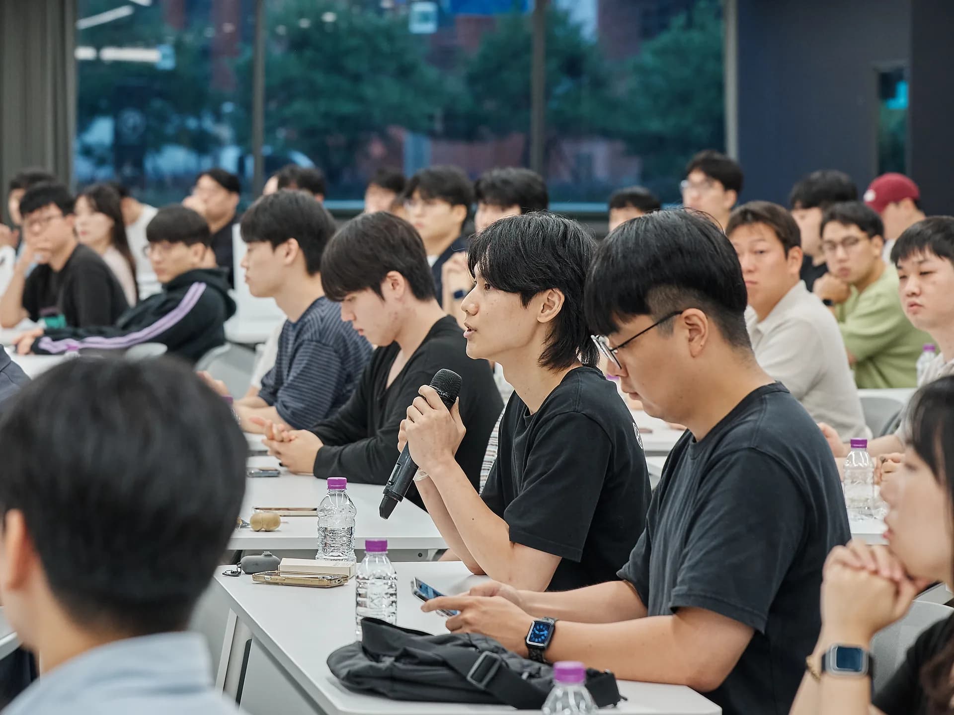 마이크로 질문하는 교육생