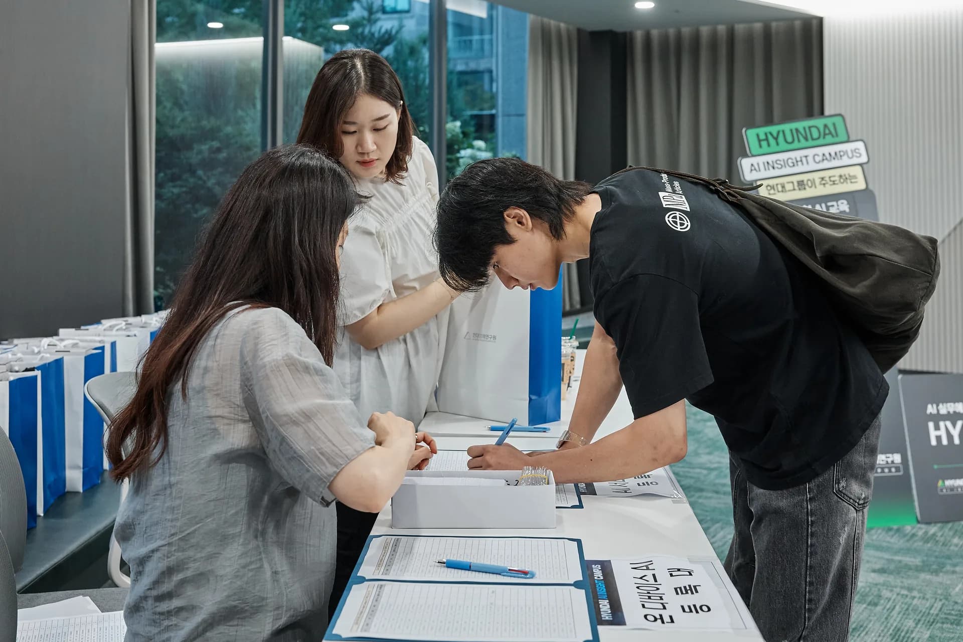입과 등록 데스크에서 안내를 받는 교육생
